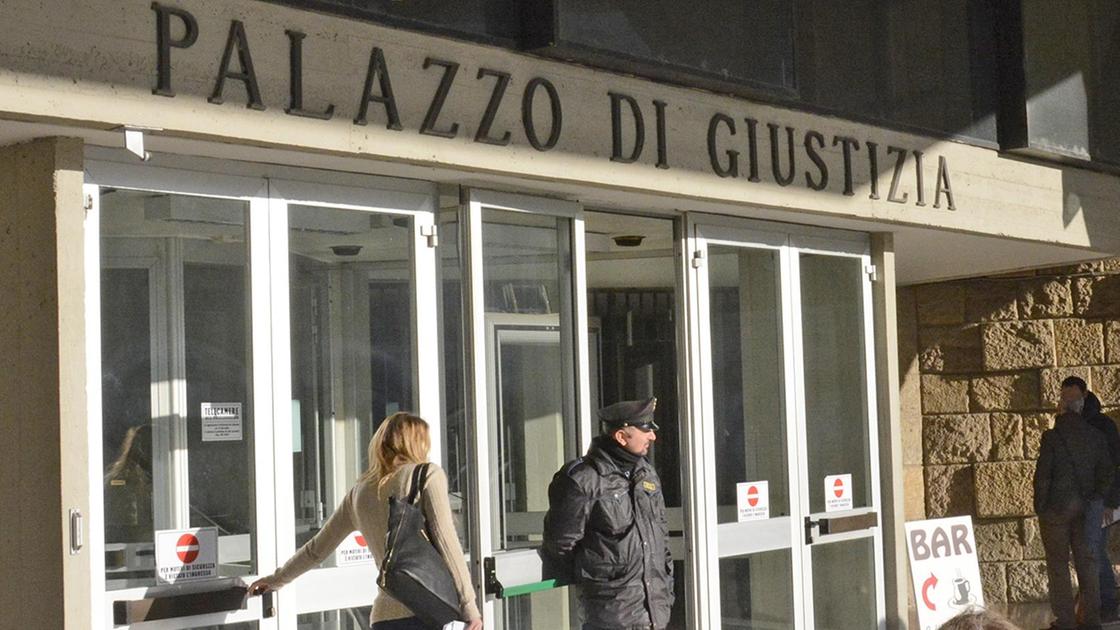 Condannati per incendio e gestione illecita di rifiuti in via dei Laghi