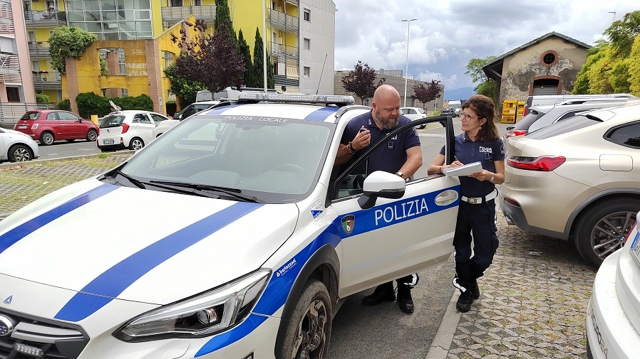 Una pattuglia della polizia locale di Santo Stefano Magra