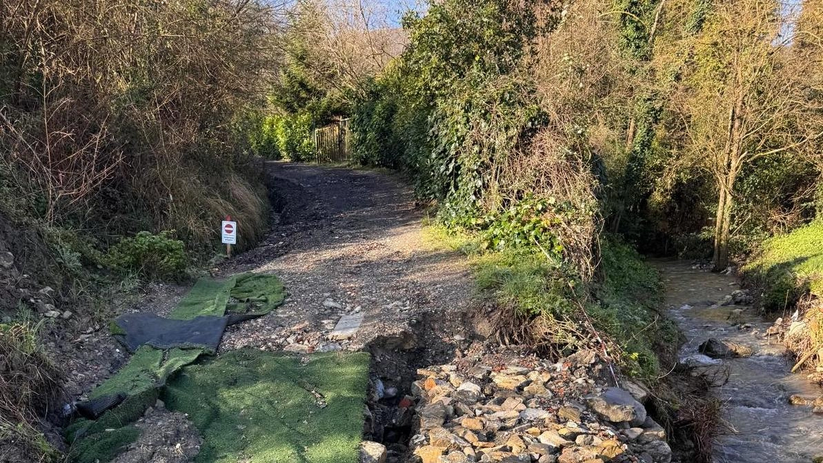 Via San Biagio sgretolata: "Mettetela in sicurezza"