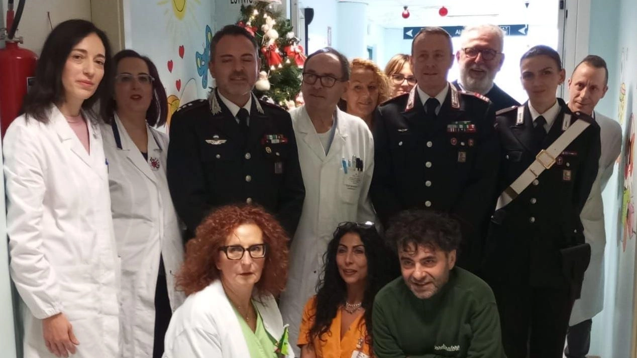 I Carabinieri di Città di Castello durante la visita nel reparto di Pediatria dell’ospedale tifernate