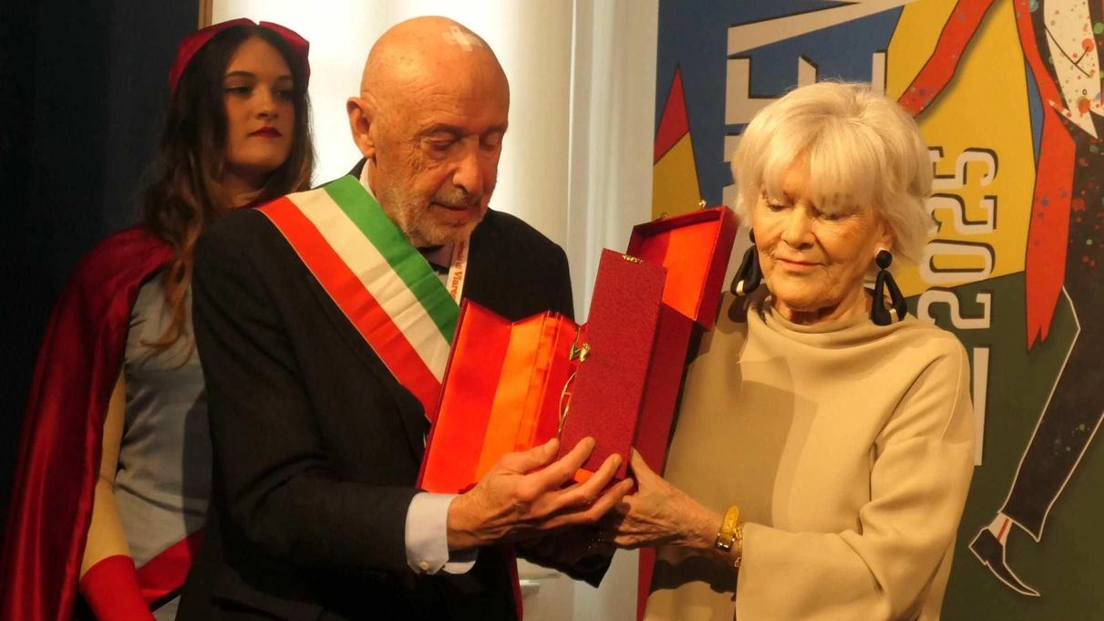 Caterina Caselli insignita ieri mattina alla Gamc dal vicesindaco Walter Alberici con il premio Ondina d’Oro