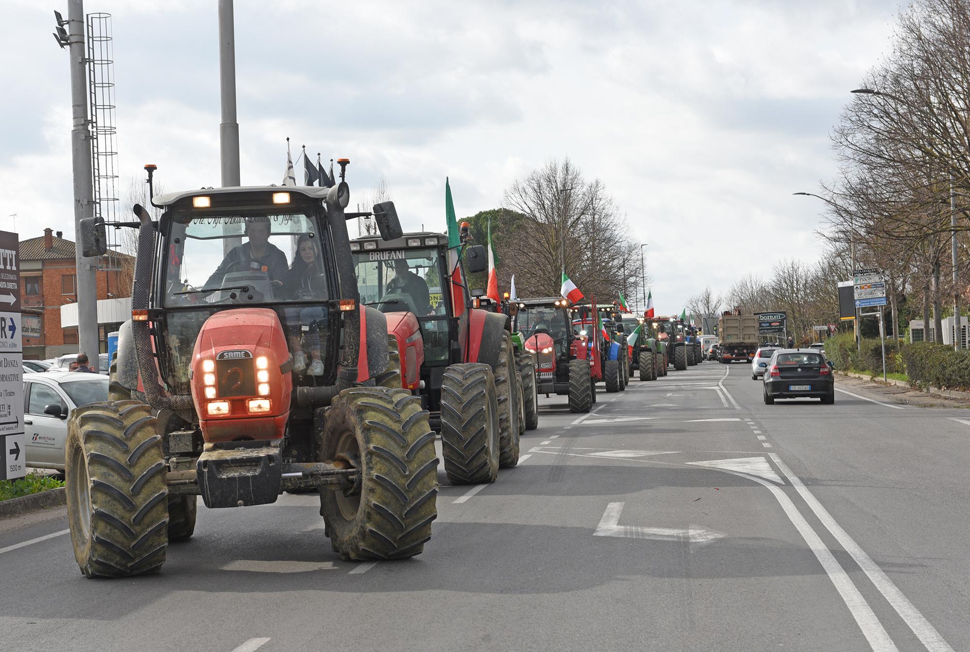 Agricoltori, torna la protesta dei trattori: presidi e cortei. Manifestazioni vicino ai caselli autostradali