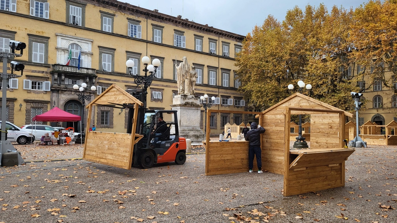 Il montaggio della baite del mercatino di Natale in piazza Napoleone (foto Alcide)