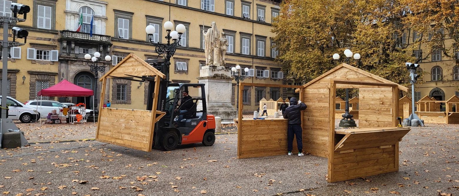 Lucca, sono arrivate le baite in piazza Napoleone e la grande pista di pattinaggio sul ghiaccio al Caffè delle Mura. La Diocesi lancia il concorso dei presepi aperto a famiglie e associazioni. E un corso per farlo più bello e vero