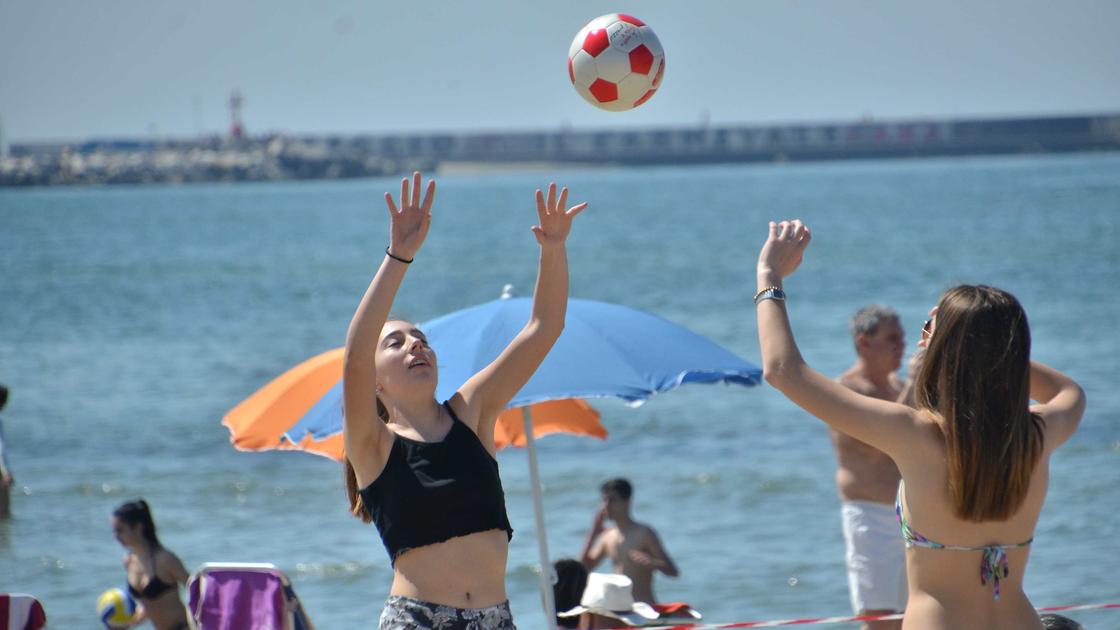 L’onda lunghissima dell’estate. Folla in spiaggia per Ognissanti