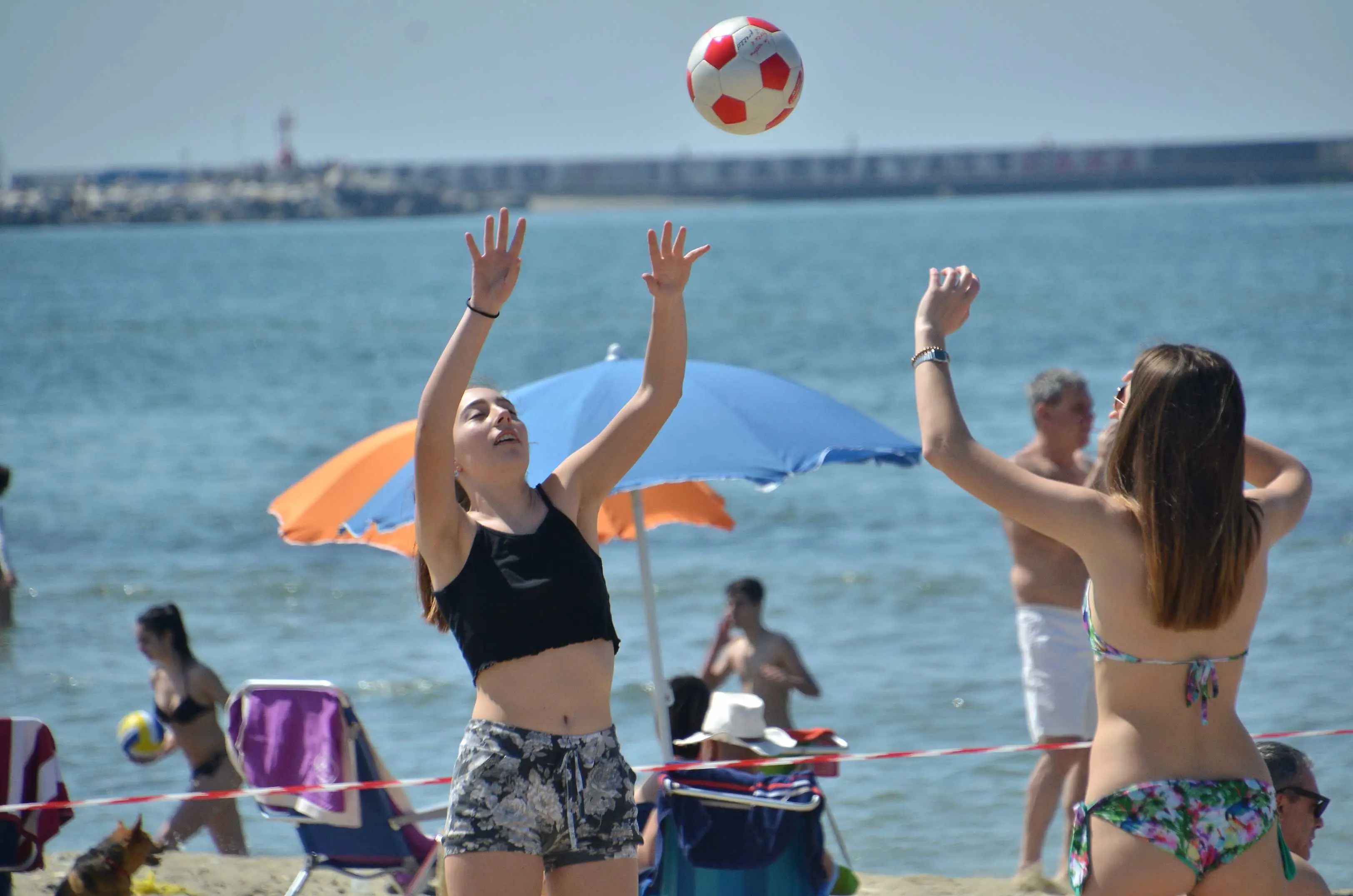 L’onda lunghissima dell’estate. Folla in spiaggia per Ognissanti