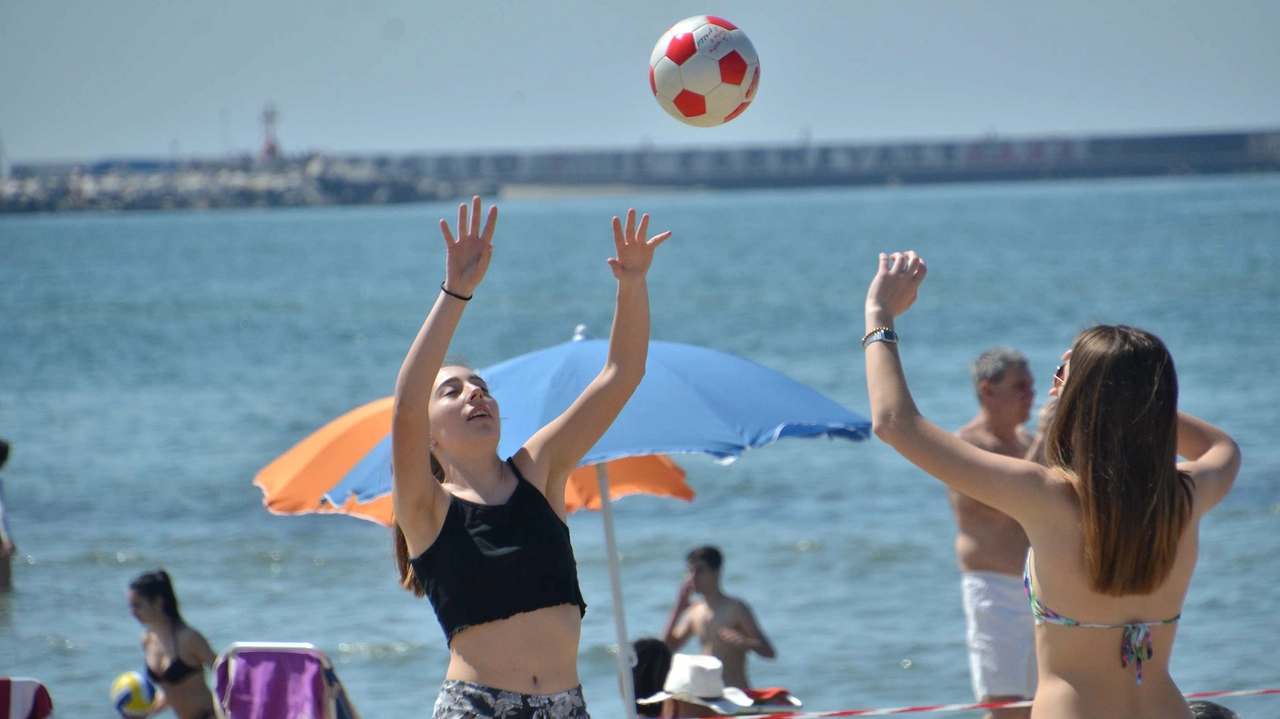 Viareggio e Marina di Pisa: spiagge affollate come in estate