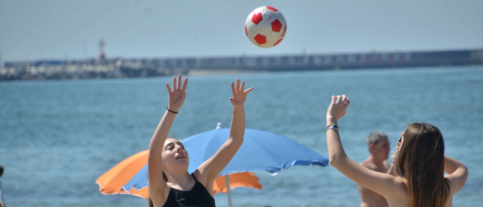 Il clima che non t’aspetti, o forse ormai sì. Sole e caldo: assalto alle spiagge sul litorale toscano. Da Viareggio a Marina di Pisa fino all’azzardo del bagno alla Meloria