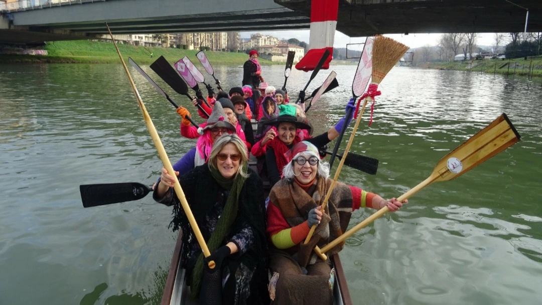 Firenze, la Befana è arrivata dall'Arno sul Dragon Boat