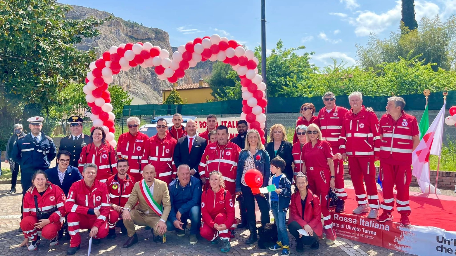 La festa di inaugurazione di un mezzo  della Croce Rossae di Uliveto 