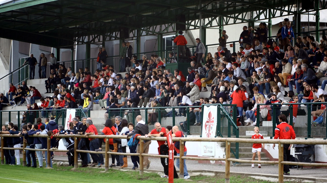 L’attuale tribuna dello stadio da rugby di viale Paoli. Sarà portata a 4mila posti