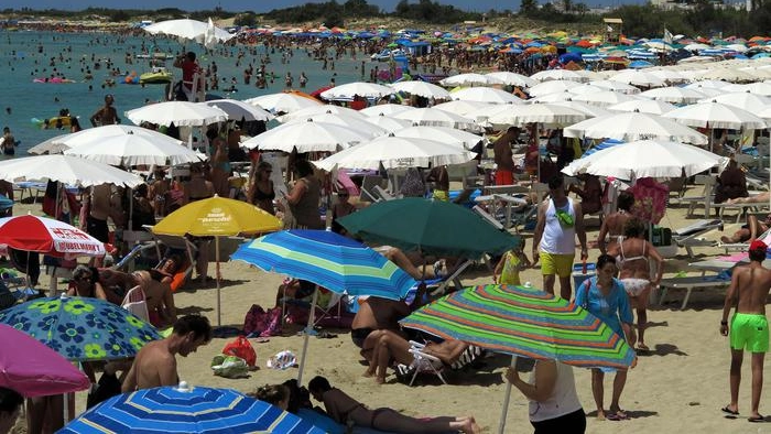 Turisti in spiaggia (Foto archivio Ansa)