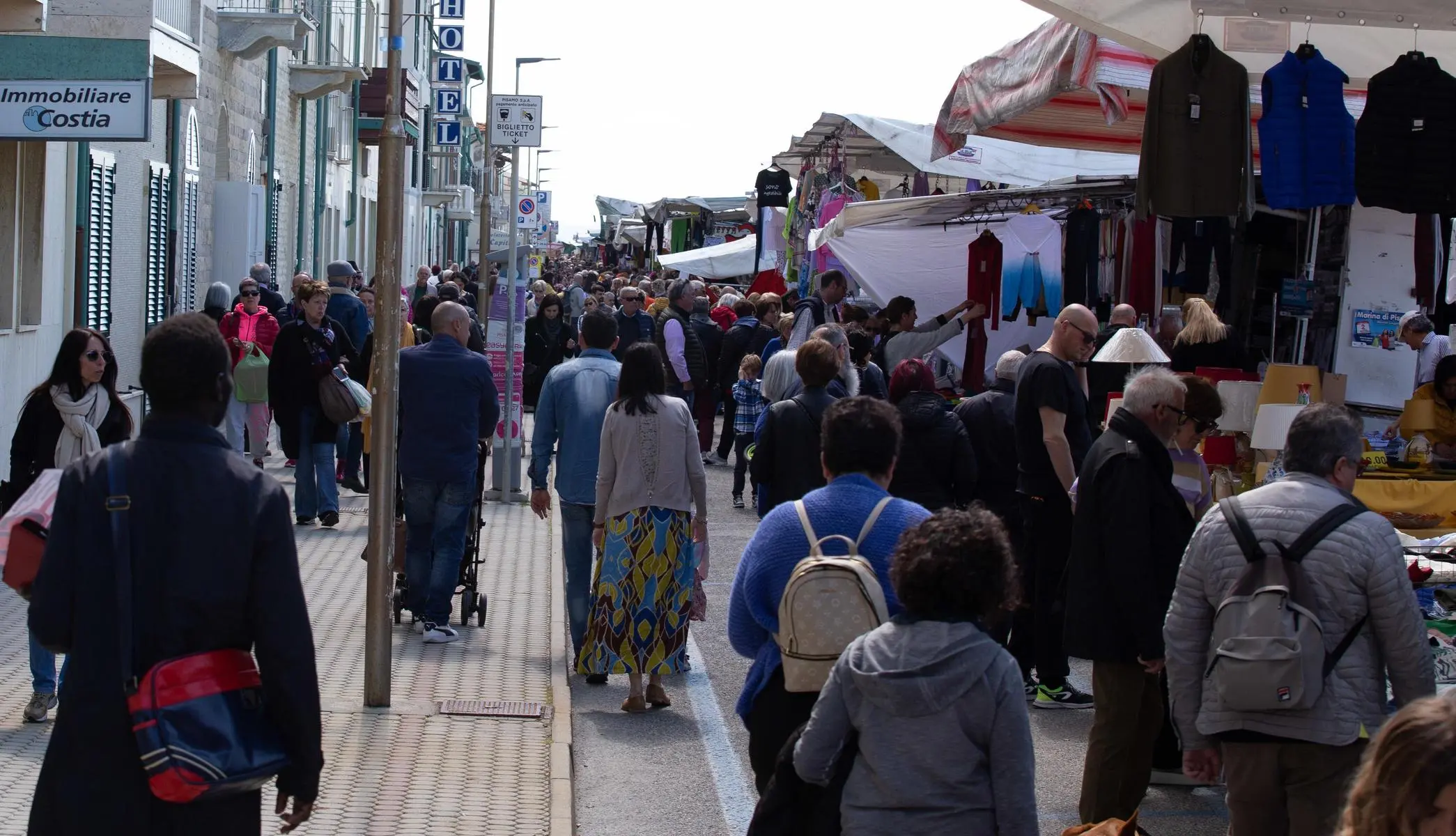 Mercato in piazza Viviani, la situazione. Botta e risposta tra Comune e associazioni