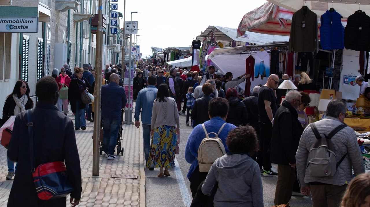 Mercato in piazza Viviani, la situazione. Botta e risposta tra Comune e associazioni