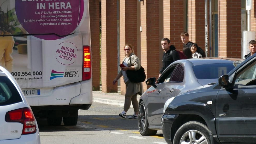 "Siamo costretti a far scendere i passeggeri in strada, così in Guido Monaco e in altre zone critiche". Paradosso ospedale: corsia preferenziale in panne, anziani in difficoltà. Vigili in azione: prime multe.