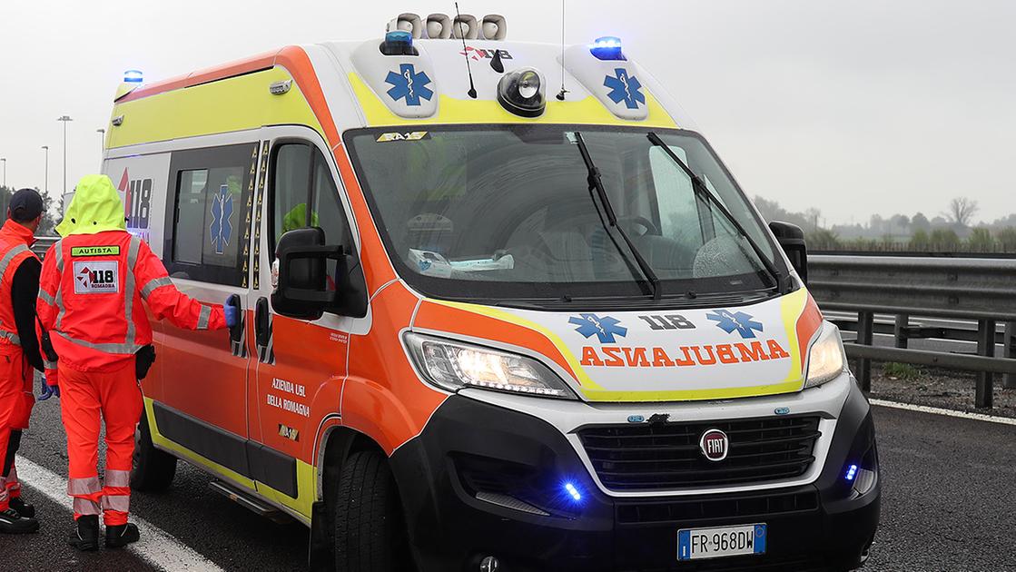 Scontro fra auto e camion in autostrada, due persone trasportate in ospedale