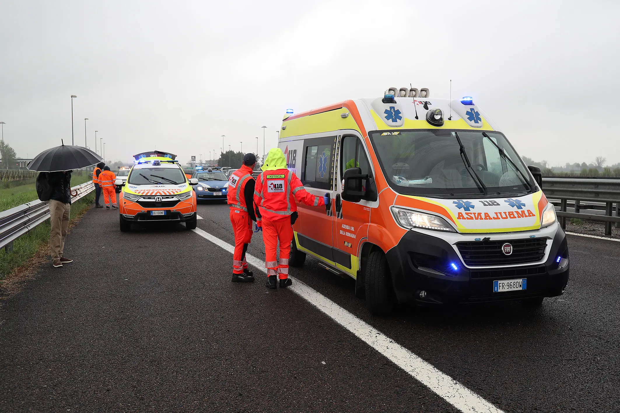 Scontro fra auto e camion in autostrada, due persone trasportate in ospedale