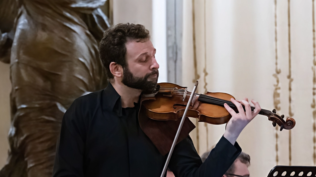 Il duo d'eccezione 'Tracce', composto da Ilya Gringolts e Anton Gerzenberg, si esibirà domani al Chigiana International Festival & Summer Academy. Gringolts, celebre violinista russo, sarà accompagnato al pianoforte da Gerzenberg, giovane talento già affermato. Un duo consolidato che promette un'interpretazione unica e coinvolgente.