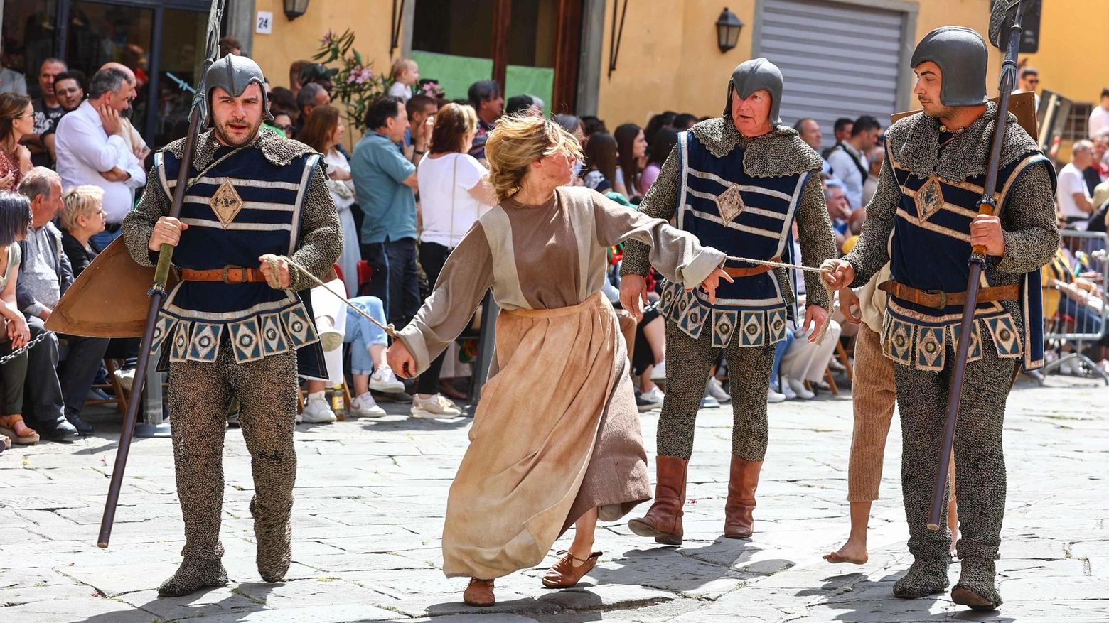 La magia della sfilata. Balli, tamburi, allegria. E oltre mille figuranti. Emozioni a non finire