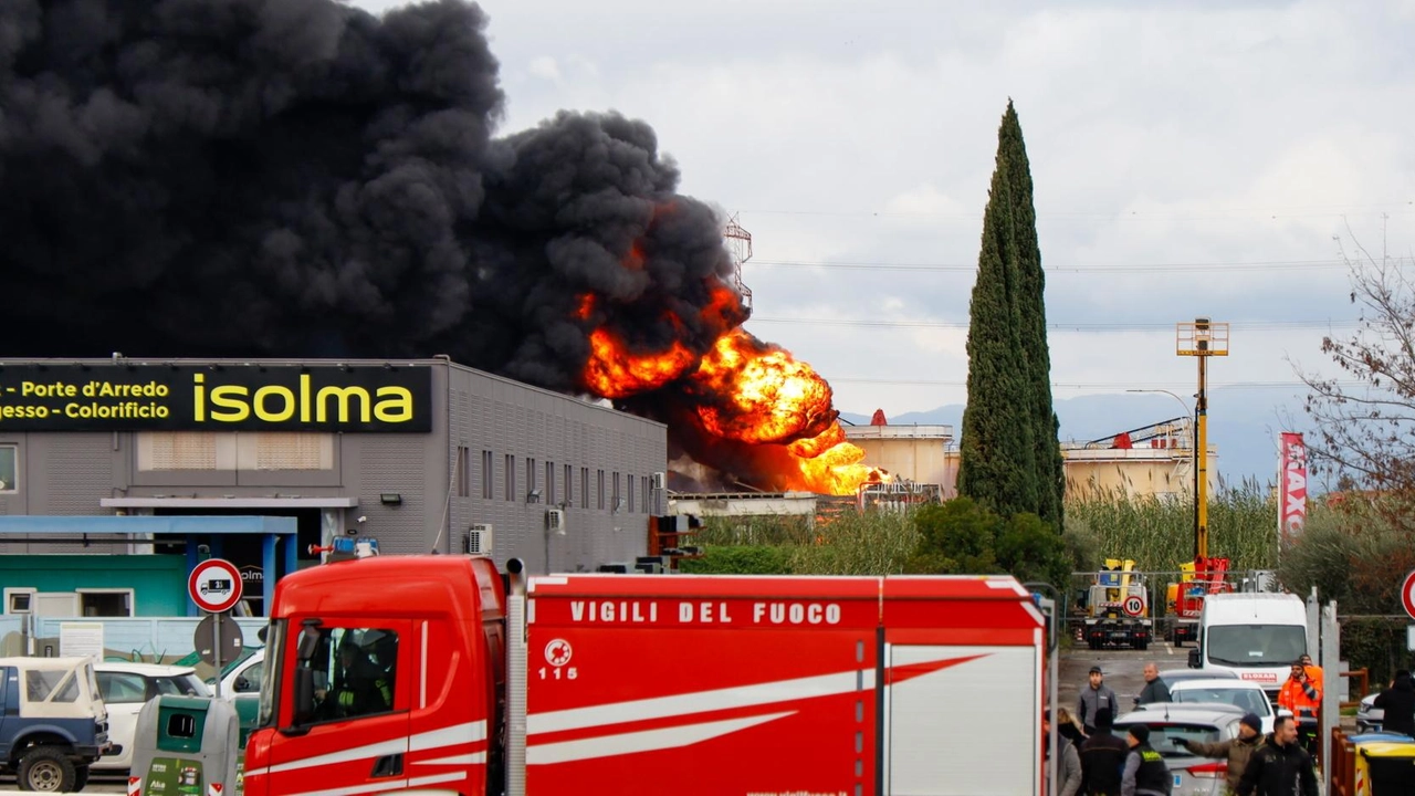 Le fiamme altissime nella mattina dello scorso nove dicembre al deposito Eni di via Erbosa. L’incendio è stato domato rapidamente senza che il rogo si propagasse ad altre aree della raffineria