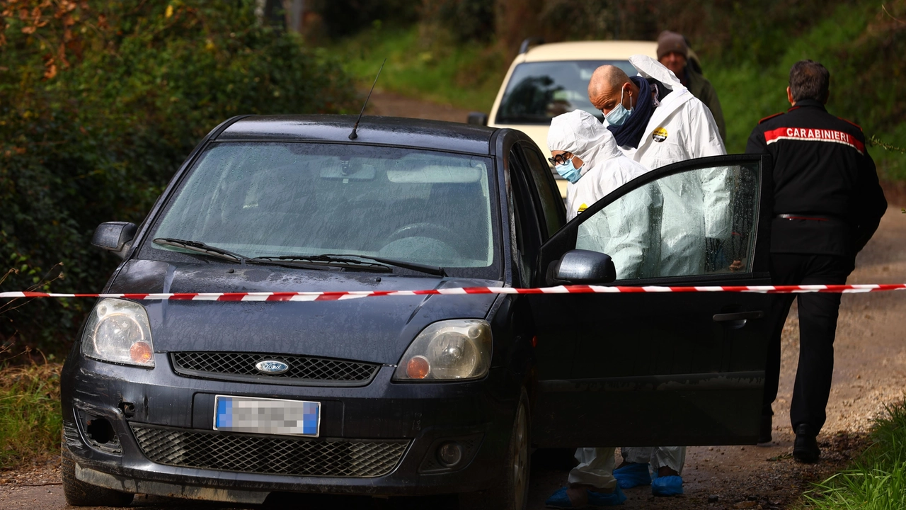 I carabinieri durante i rilievi sul luogo della tragedia (Gasperini/Germogli)