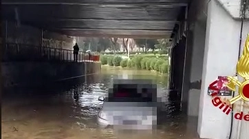 Bomba d’acqua a Firenze, automobilista intrappolato nel sottopasso allagato in via Mariti