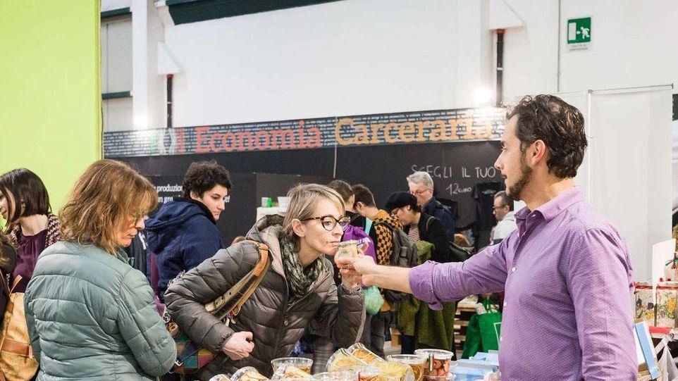 Uno stand di frutta secca aromatizzata nei padiglioni di Bastia