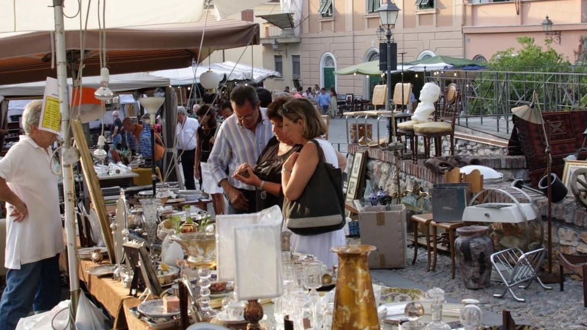 Una delle tante bancarelle di oggetti di antiquariato che sarà aperta fino al 18 agosto nella sessantesima edizione della Soffitta