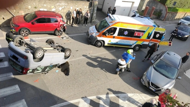 L'auto ribaltata sulla Montalese