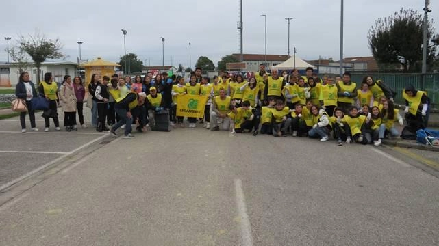 Gli studenti e gli insegnanti con le pettorine distribuite da Legambiente