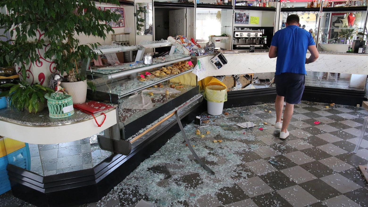 Il bar devastato nella notte a Capannoli (Foto Bongianni/Germogli)