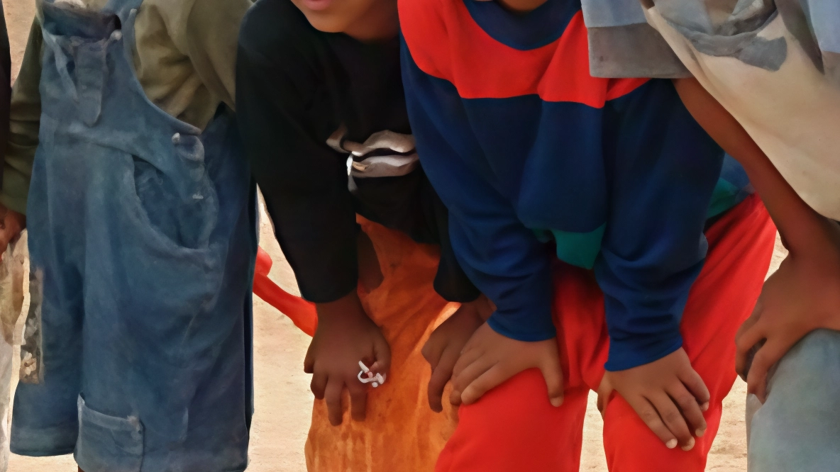 Bambini saharawi cercano ospitalità