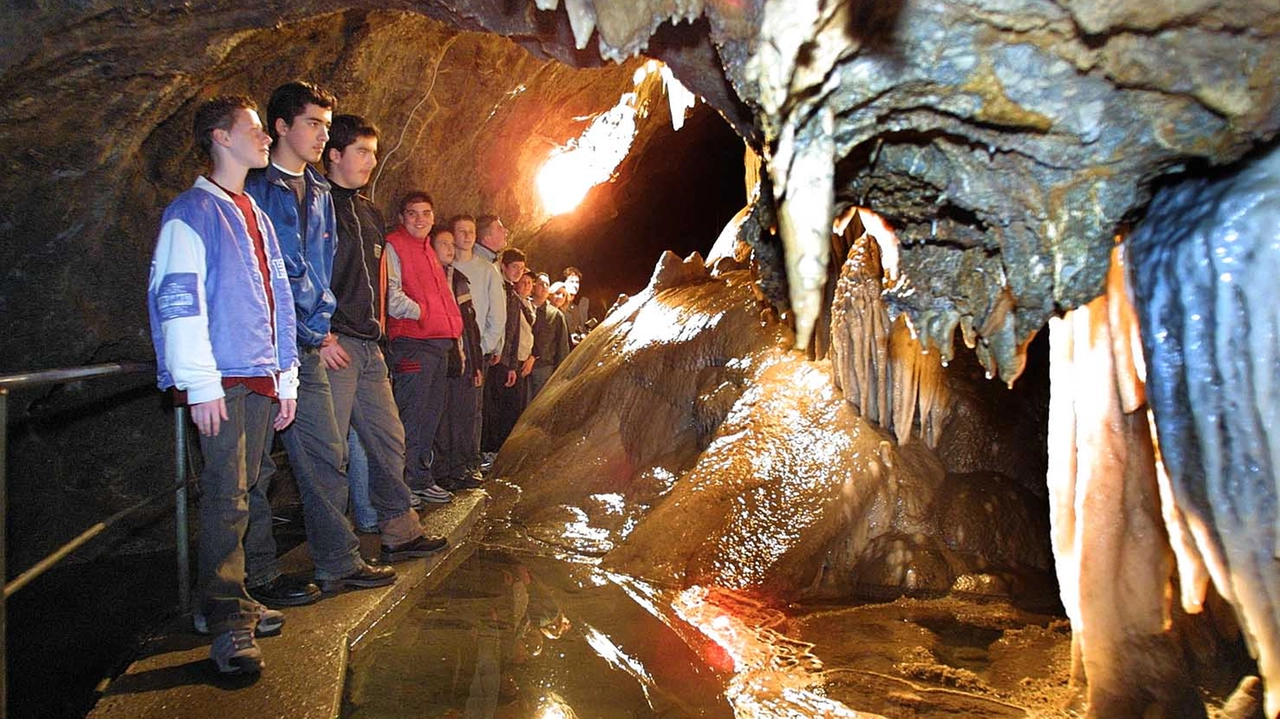 Nella foto d’archivio alcuni turisti all’interno della Grotta del Vento