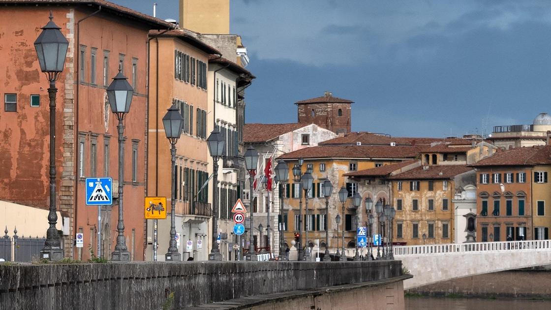 Tende da campeggio sui camminamenti lungo il fiume