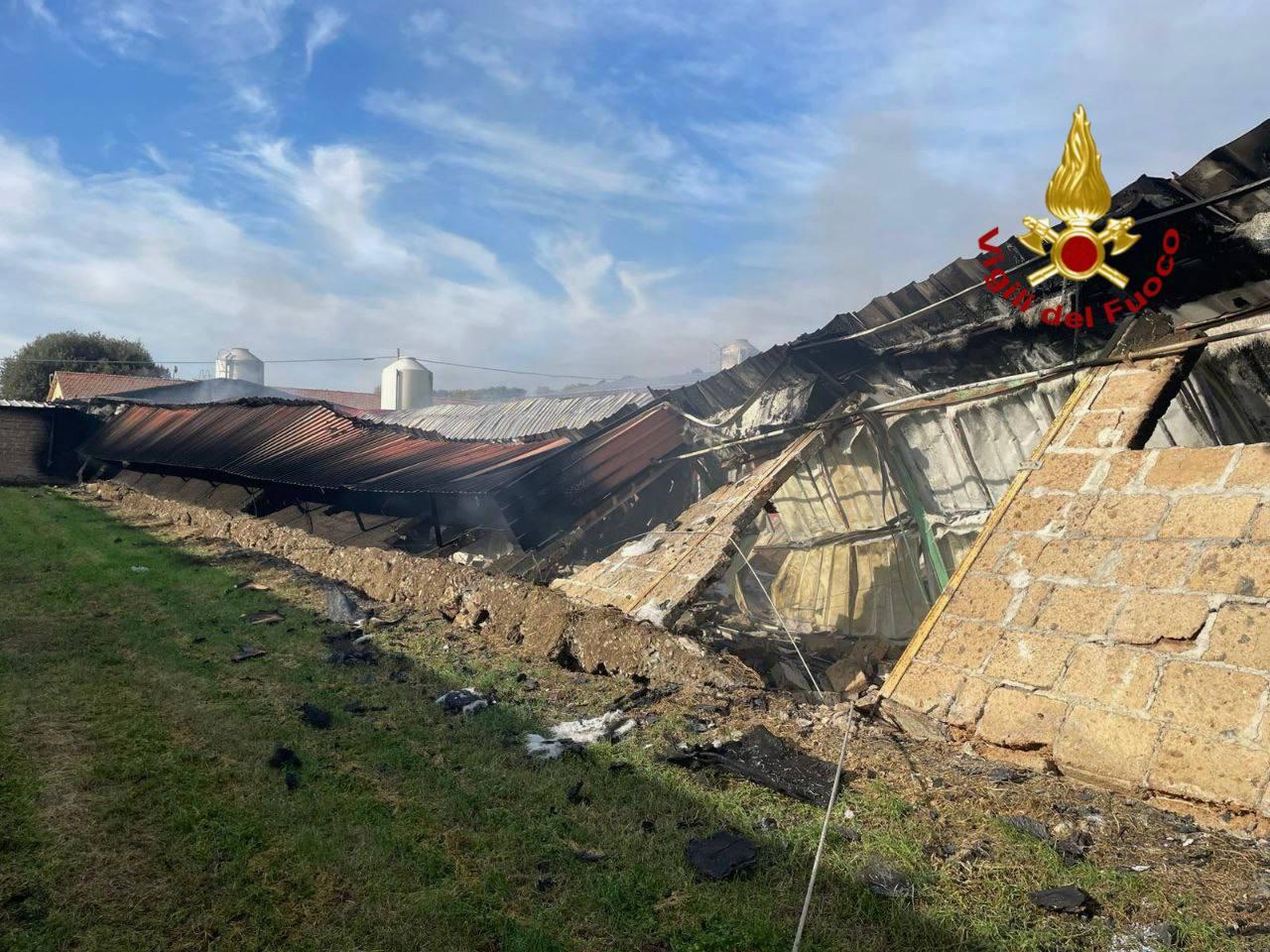 Città di Castello, vasto incendio in un