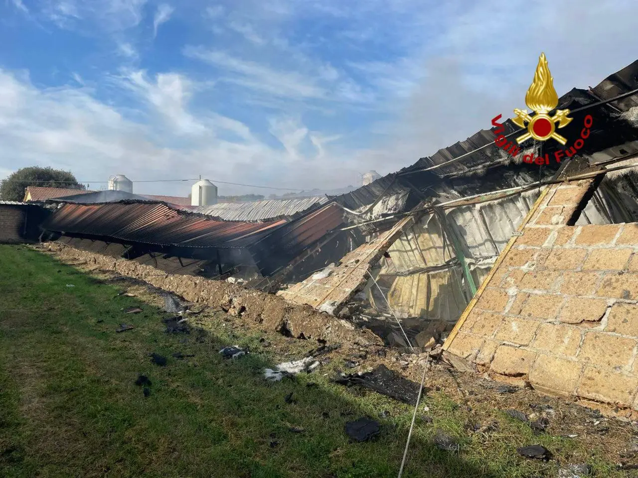 Città di Castello, vasto incendio in un'azienda: crolla parte della ditta