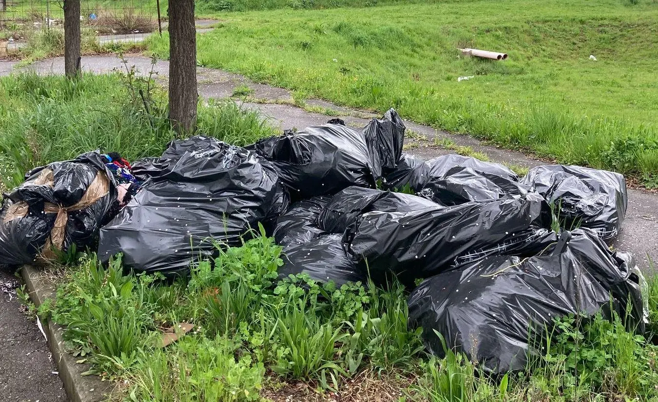 Un’altra distesa di sacchi neri in città. Stavolta abbandonati in via del Beccarello