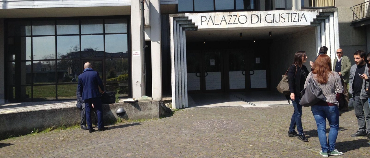 Servizi a singhiozzo. Le cancellerie civili e del dibattimento e alcune stanze dei giudici sono ancora senza corrente. L’Anm di Prato convoca un’assemblea pubblica: “Da decenni manca la volontà politica di dare dignità al palazzo di giustizia”