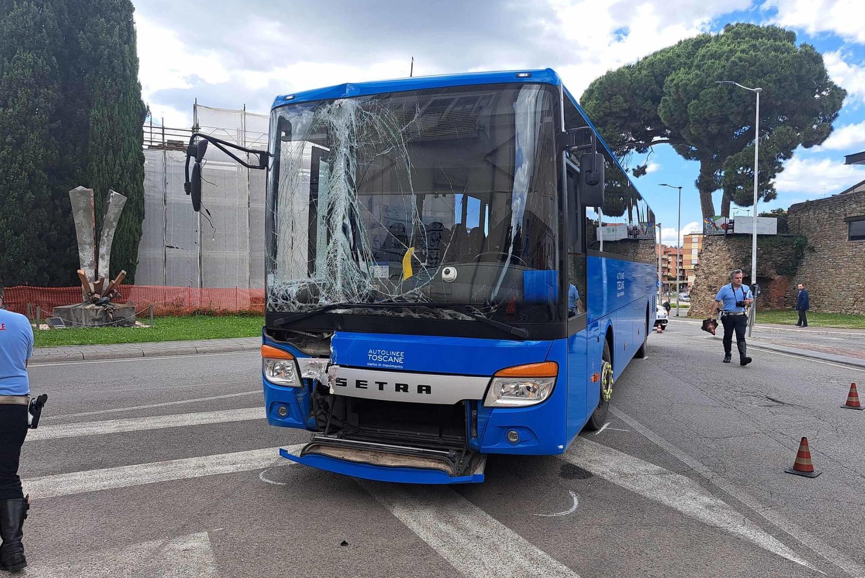 Autobus Di Linea Travolge Furgone. Traffico Bloccato