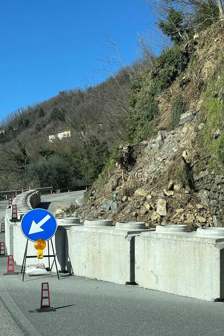 Crolla un muro a Borghetto . Ancora disagi sulla Statale 66