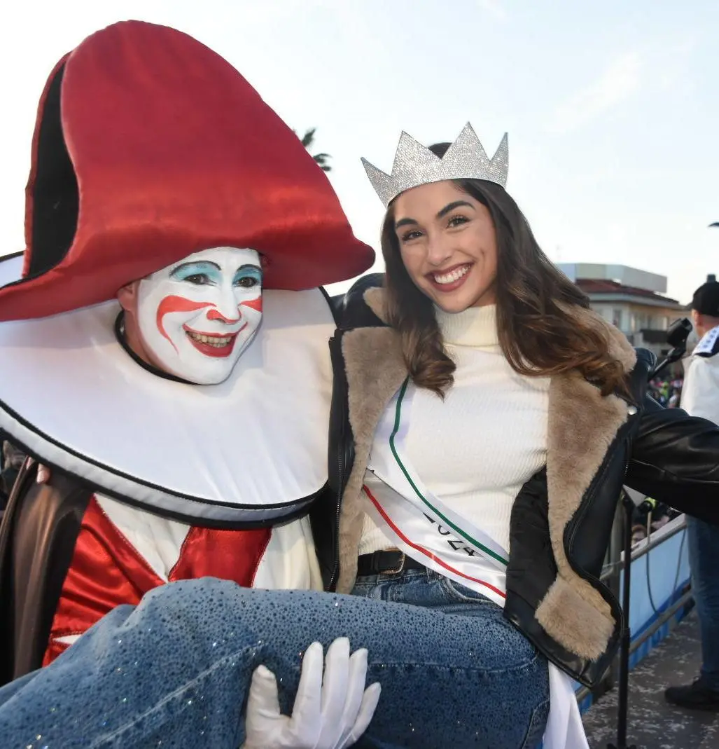 Madrina di bellezza: "Miss Italia sono io". E lo scrive sulla battigia