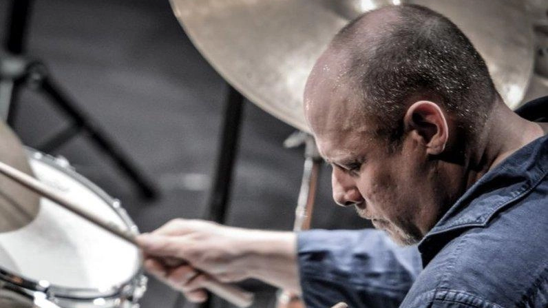 Domenica alle 11, in esclusiva italiana, al Centro Pecci ci sarà il concerto di Jeff Ballard, considerato uno dei più importanti batteristi contemporanei