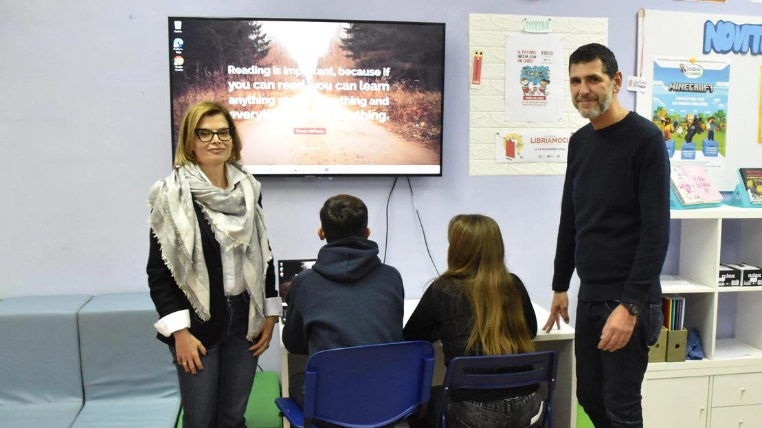 Open day alla scuola media "Leonardo Da Vinci" di Grosseto per presentare la nuova biblioteca "Reading Room" finanziata con fondi del Pnrr. Focus sull'importanza dell'educazione alla lettura.