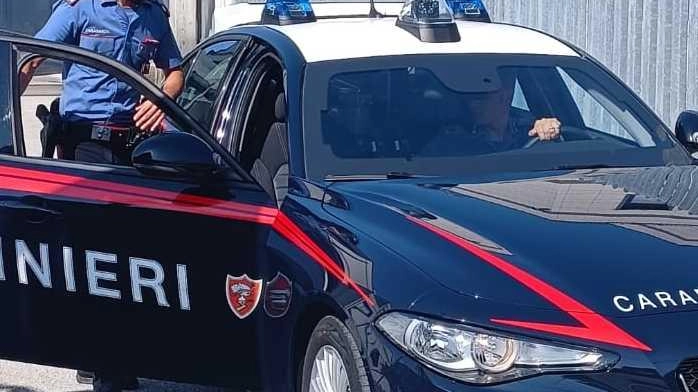 A Chianciano, un uomo ha schiaffeggiato pubblicamente la moglie, scatenando l'intervento dei passanti e dei carabinieri. La procura ha chiesto una misura cautelare per il marito, geloso e con problemi legati all'alcol. Il divieto di avvicinamento è stato confermato in udienza.