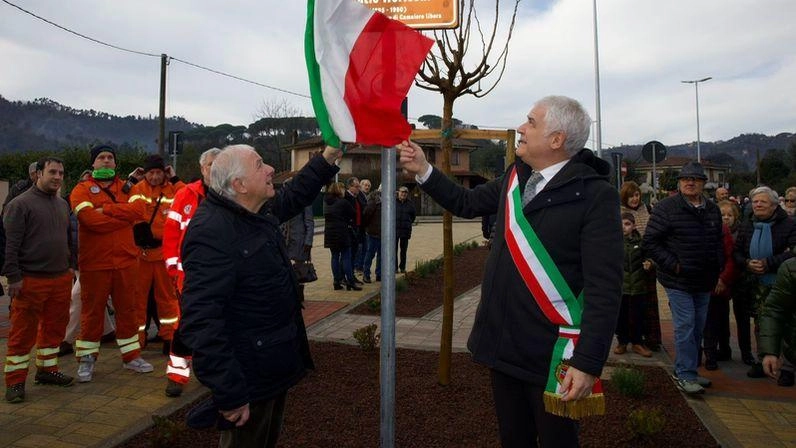 Il sindaco Pierucci scopre la targa con l’intitolazione del nuovo parcheggio