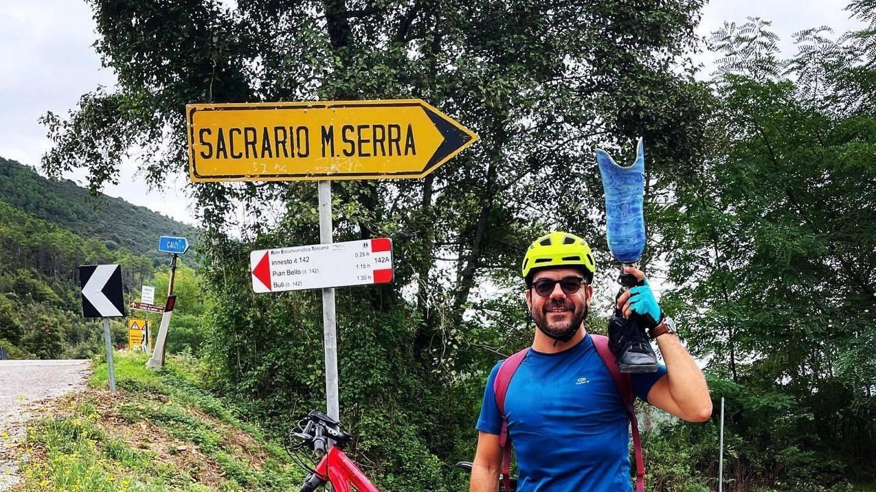 Alessio Bottaini, 38 anni, calcesano doc. Con la sua bici e la sua protesi