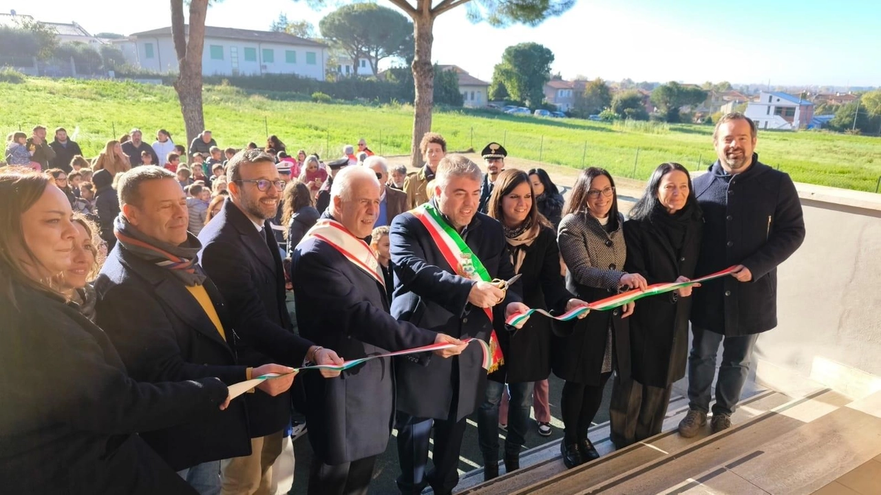 Taglio del nastro per la primaria "Licia Rosati", dopo accurati lavori di riqualificazione alla presenza del presidente Giani, di Nardini e Mazzeo.