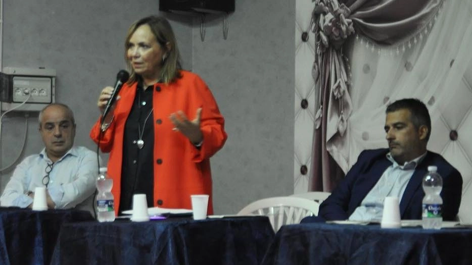 La sindaca Susanna Cenni durante l’assemblea pubblica organizzata con i residenti a Bellavista