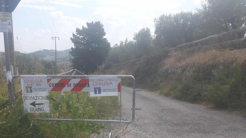 L’annuncio del primo intervento concluso è stato dato ieri mattina dal sindaco Romiti. Sulla strada sono installate barriere mobili da usare in caso di una nuova allerta meteo.