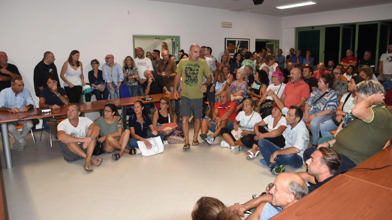 Assemblea infuocata a Torre: "Ci sentiamo abbandonati. Ma la rabbia non è la risposta"